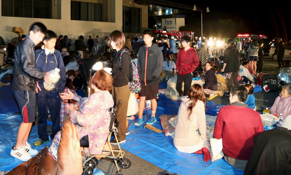 Evacuees gather in front of the town office building after an earthquake in Mashiki town, Kumamoto prefecture, southern Japan, in this photo taken by Kyodo April 14, 2016. Mandatory credit REUTERS/Kyodo ATTENTION EDITORS - FOR EDITORIAL USE ONLY. NOT FOR SALE FOR MARKETING OR ADVERTISING CAMPAIGNS. THIS IMAGE HAS BEEN SUPPLIED BY A THIRD PARTY. IT IS DISTRIBUTED, EXACTLY AS RECEIVED BY REUTERS, AS A SERVICE TO CLIENTS. MANDATORY CREDIT. JAPAN OUT. NO COMMERCIAL OR EDITORIAL SALES IN JAPAN. TPX IMAGES OF THE DAY