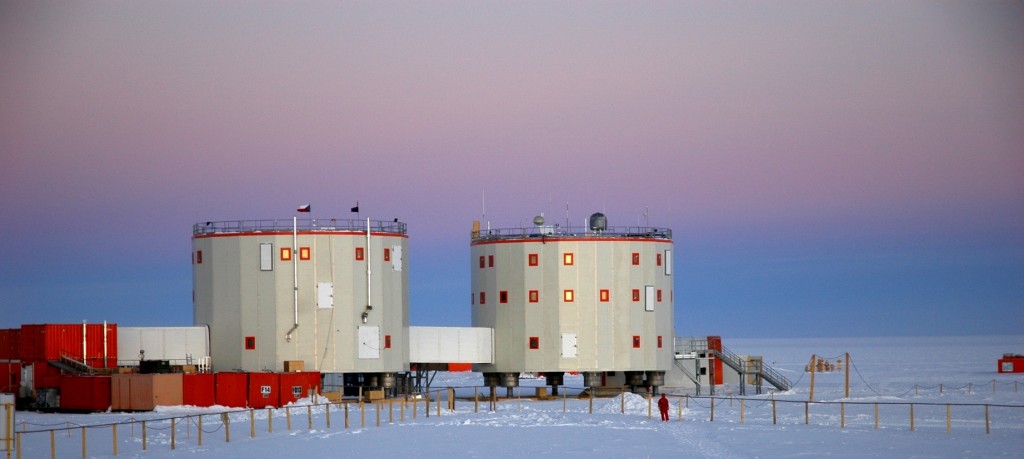 concordia_station_in_dusk