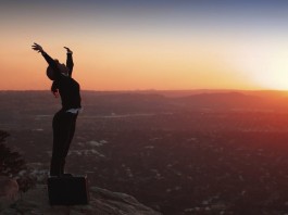 Ας απενοχοποιήσουμε επιτέλους τη μοναξιά!