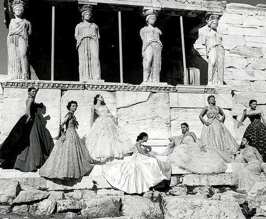 Όταν ο Christian Dior φωτογράφιζε μόδα… στην Ακρόπολη το 1951
