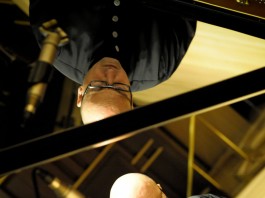 Ο Γιώργος Ψυχογιός αυτοσχεδιάζει πάνω σε μελωδίες του Sting