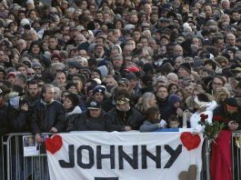 Η συγκλονιστική “ροκ” πομπή και το αντίο στον θρυλικό Τζόνι Χαλιντέι