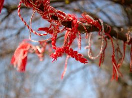 Mάρτης: Γιατί φοράμε το βραχιολάκι με τη λευκή και κόκκινη κλωστή