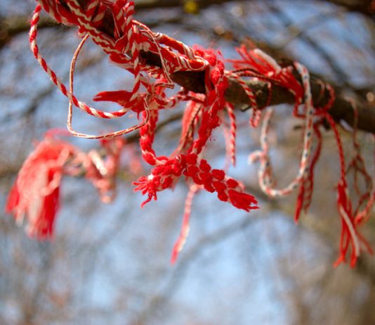 Mάρτης: Γιατί φοράμε το βραχιολάκι με τη λευκή και κόκκινη κλωστή