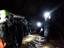 Ταϊλάνδη: «Συγγνώμη» από τους γονείς ζητά μέσα από το σπήλαιο ο προπονητής των εγκλωβισμένων μικρών ποδοσφαιριστών