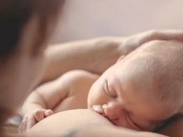 Απίστευτο! Οι 50άρηδες που τους είχε θηλάσει η μαμά τους, βγάζουν περισσότερα χρήματα!