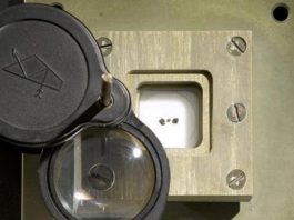 855.000 δολάρια για τρεις σεληνιακές πετρούλες