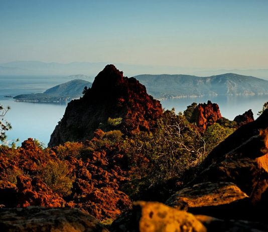 Υπό παρακολούθηση ενεργό ηφαίστειο 50 χλμ από την Αθήνα – Τι ανησυχεί τους επιστήμονες