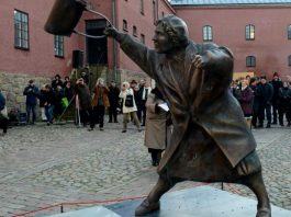 Τσαντιά στο κεφάλι νεοναζί έγινε άγαλμα