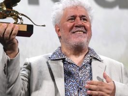 Ο Πέδρο Αλμοδόβαρ τιμήθηκε με τον Χρυσό Λέοντα για το σύνολο της καριέρας του