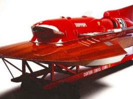 Η μοναδική «πλωτή» Ferrari αναζητά ιδιοκτήτη