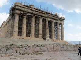 Λ. Μενδώνη: Μαρμάρινη επιγραφή με τα ονόματα των Μ. Γλέζου και Απ. Σάντα στην Ακρόπολη